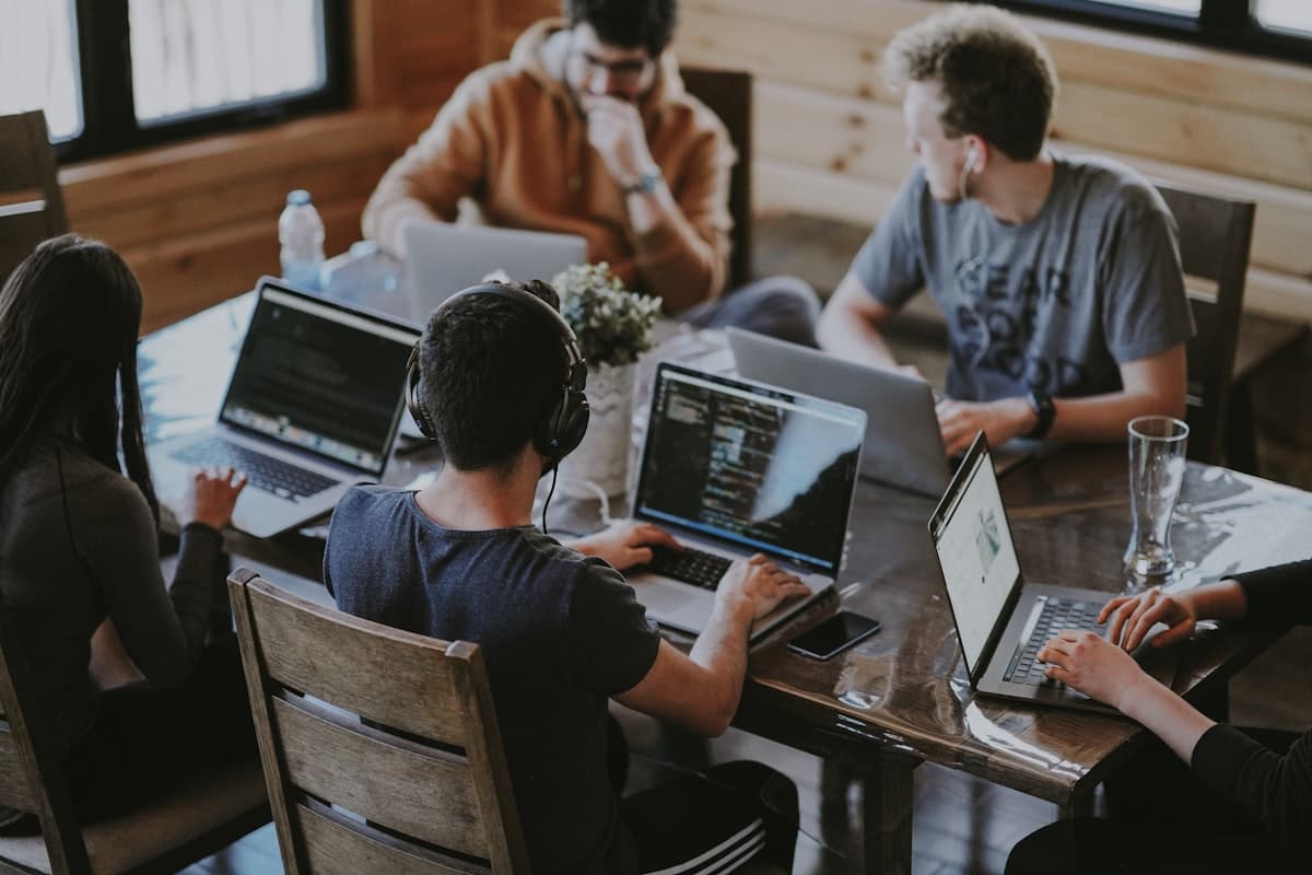 Simple Customer Support for Solopreneurs 2025: No Bloat — illustration